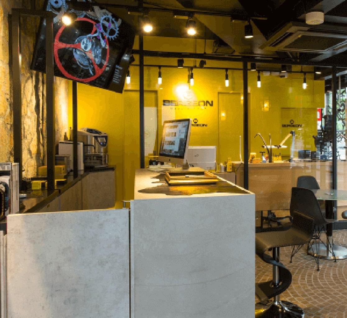 営業時間は10:00〜20:00土日祝も営業!宝石修理はLINE見積もりが可能です(無料)