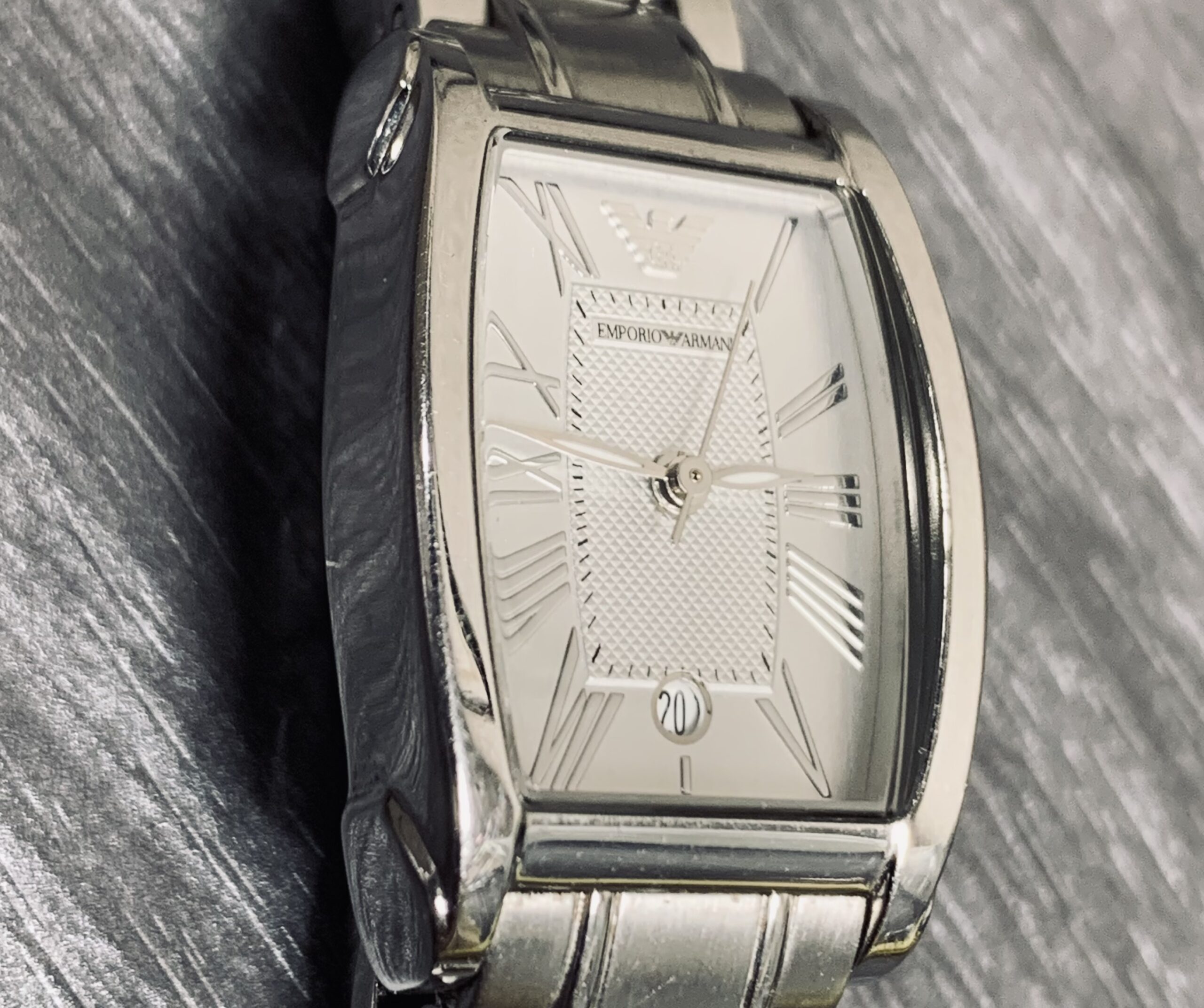 アルマーニ　時計修理の値段と注意点