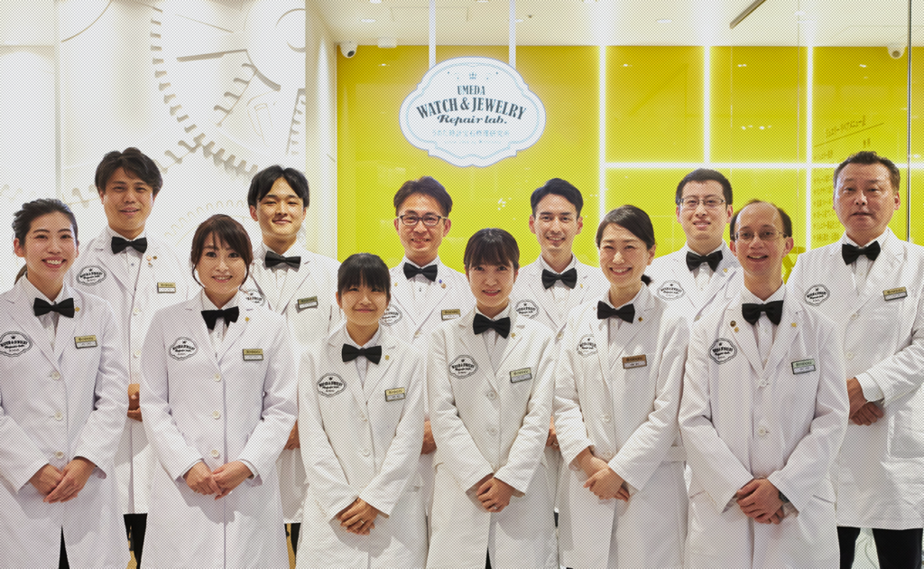 時計修理のスタッフが10人以上いる画像