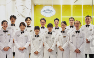 時計修理のスタッフが10人以上いる画像
