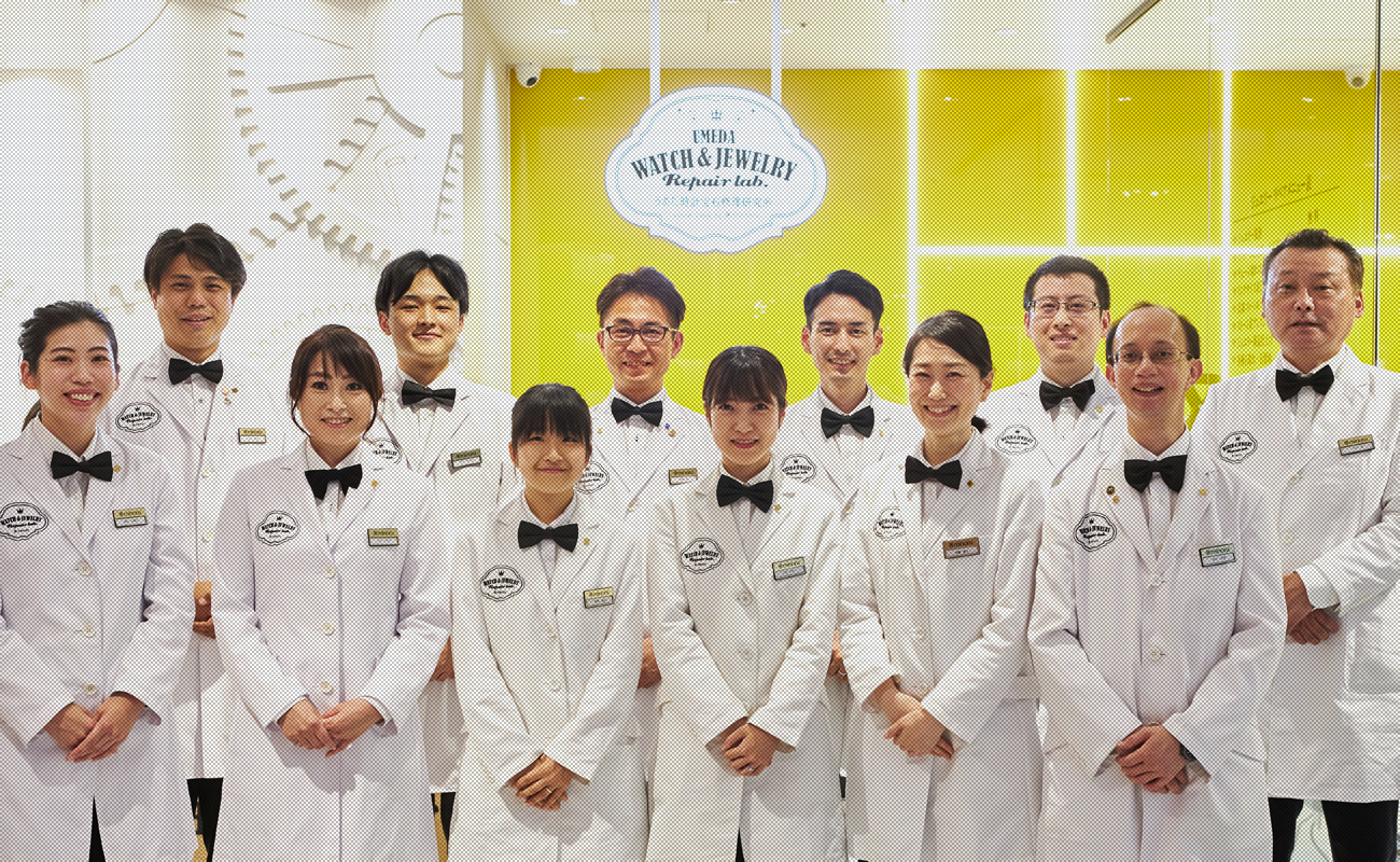 時計修理のスタッフが10人以上いる画像
