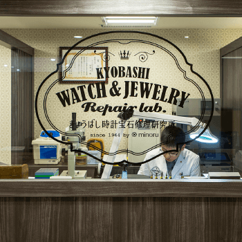 ガラス張りでデザイン性の高い店内と作業スペース。