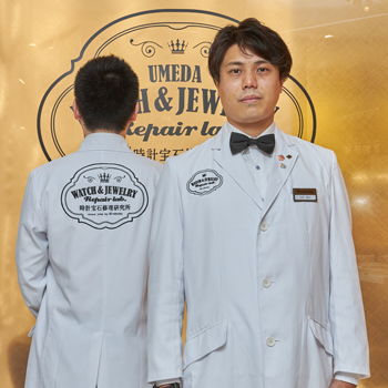 修理職人らしい身だしなみのオリジナル白衣を着用。