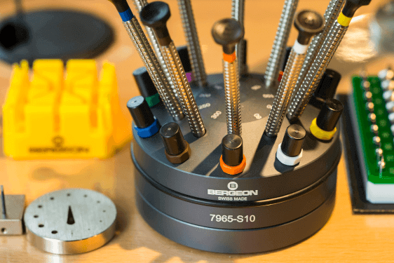 時計修理のための工具で揃えられた高い技術力を発揮できる店舗環境。