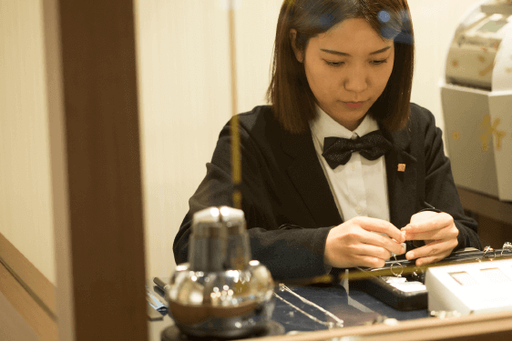 宝石修理技能士が駐在している珍しい店舗運営スタイル。