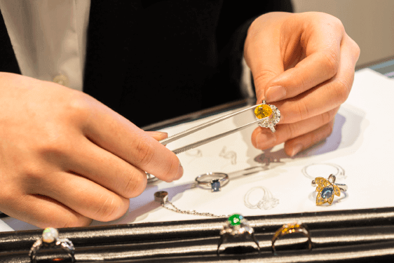 その場で宝石の修理やデザインの提案も行えます。