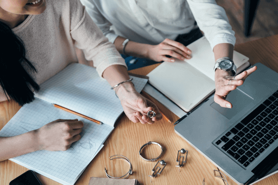 宝石修理技能士と相談しながら、修理やデザイン変更について進めることができます。