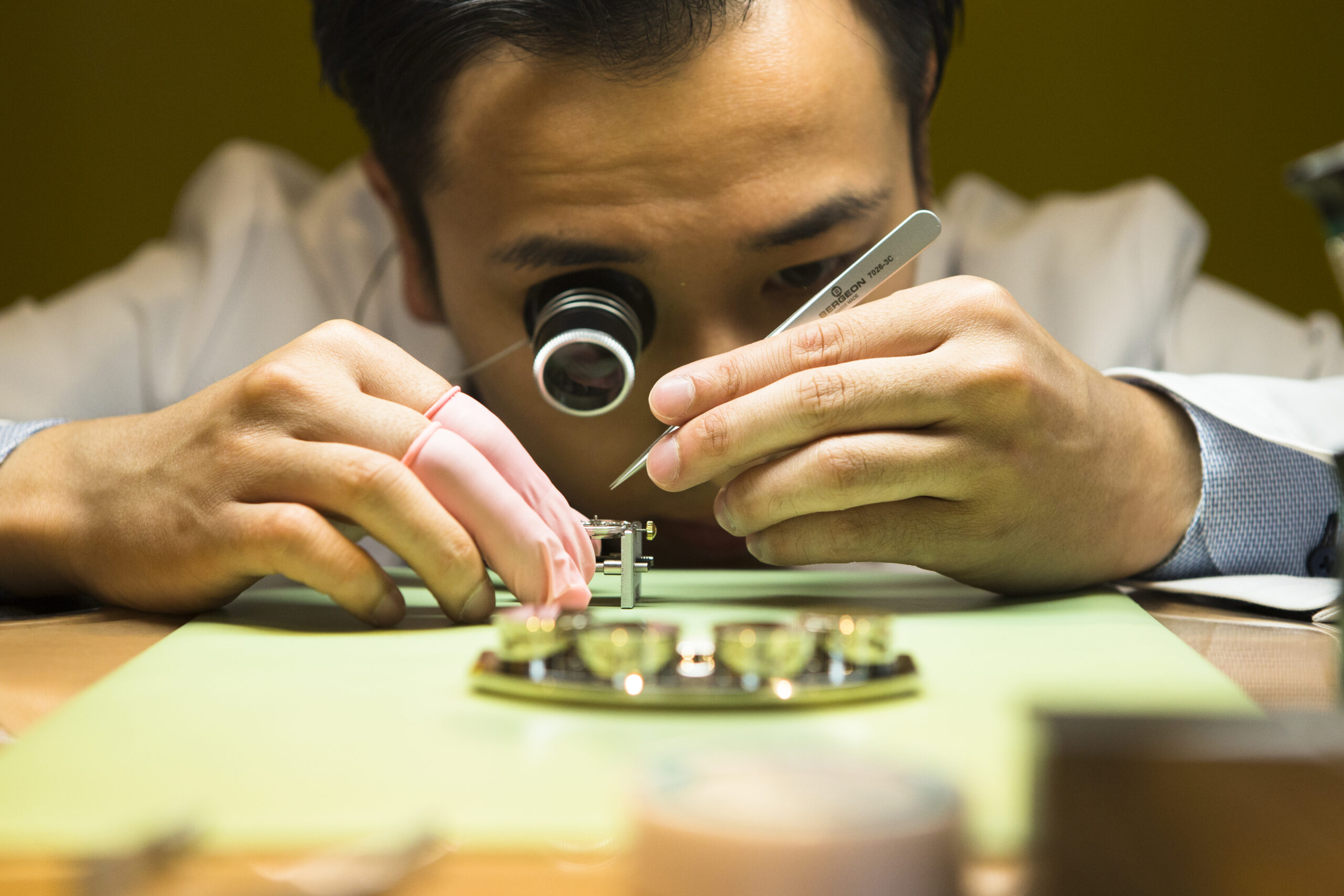 【腕時計の電池交換を依頼するなら、時計修理店がおすすめの理由】